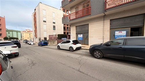 Locale Commerciale con Posto Auto Privato. Locato!